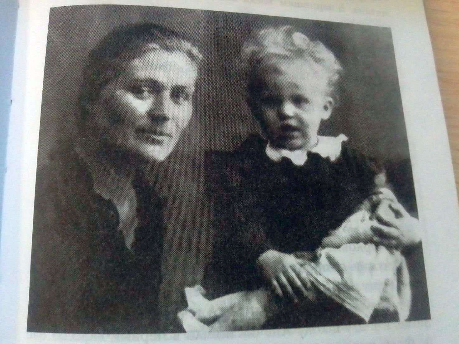 Анна с мамой