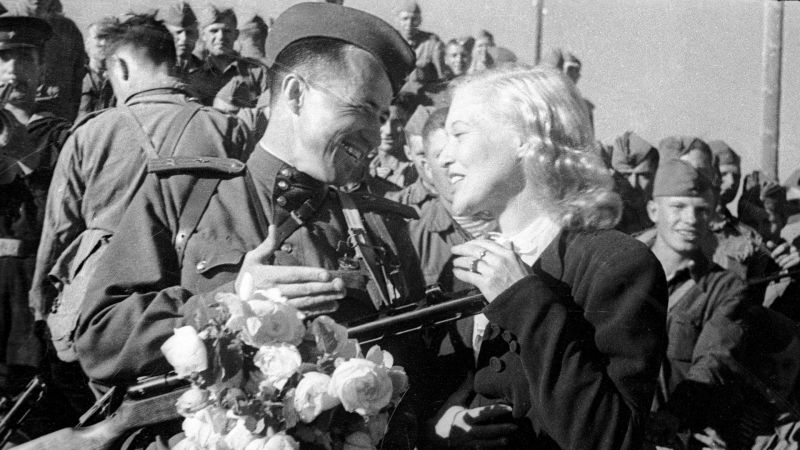 Актриса Любовь Орлова 19021975 провожает советских бойцов на фронт с железнодорожной станции Баладжары под Баку ныне в составе городаjpg